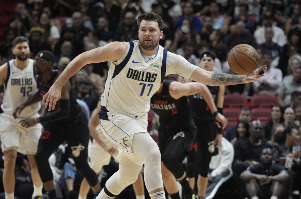 九游娱乐-关于东契奇在老鹰比赛中刷新纪录，出色防守引发热议！赛场气氛高涨的信息