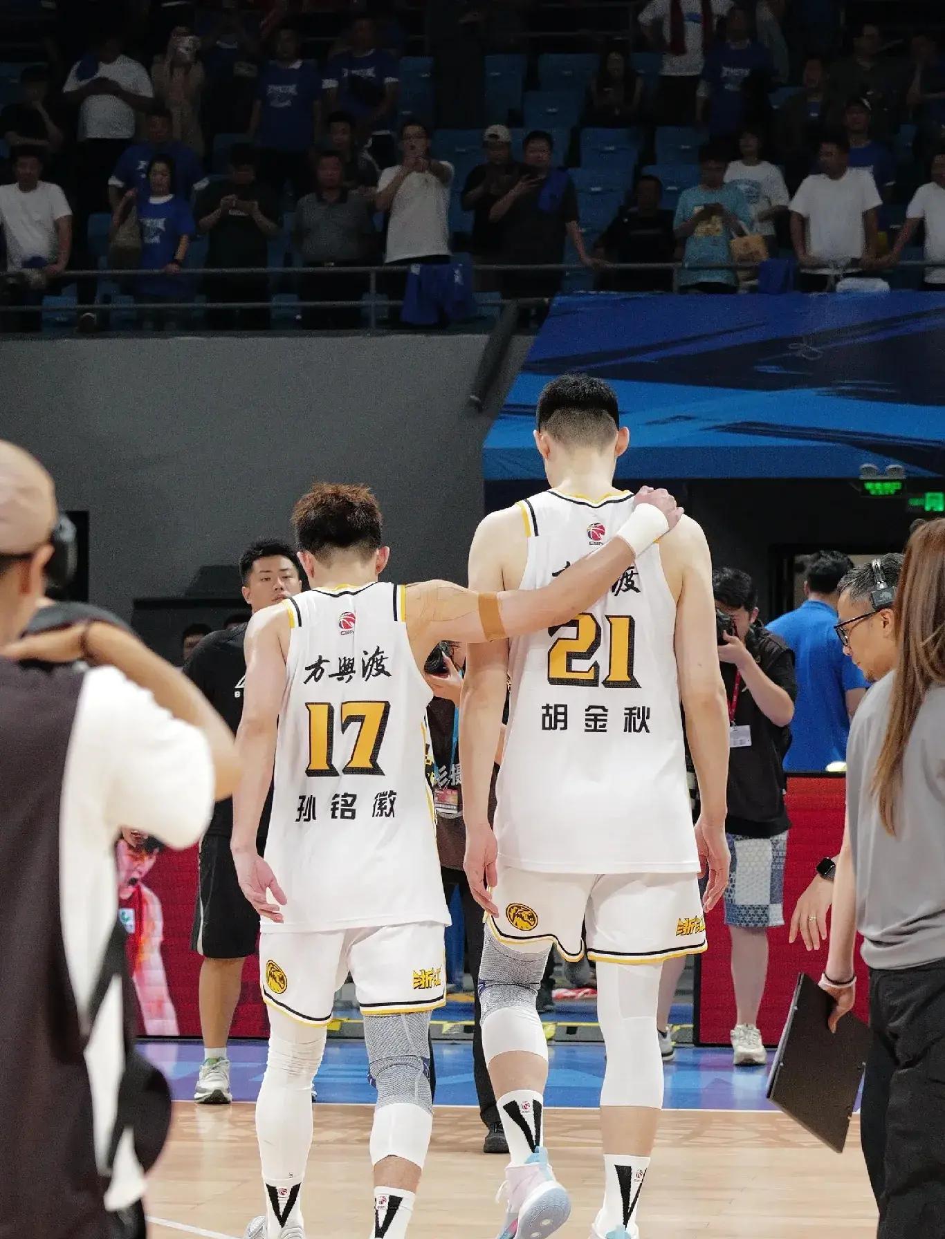 九游体育-包含广厦男篮迎全明星赛关键赛，清晨调整名单，媒体盛赞，身体对抗强度拉满的词条